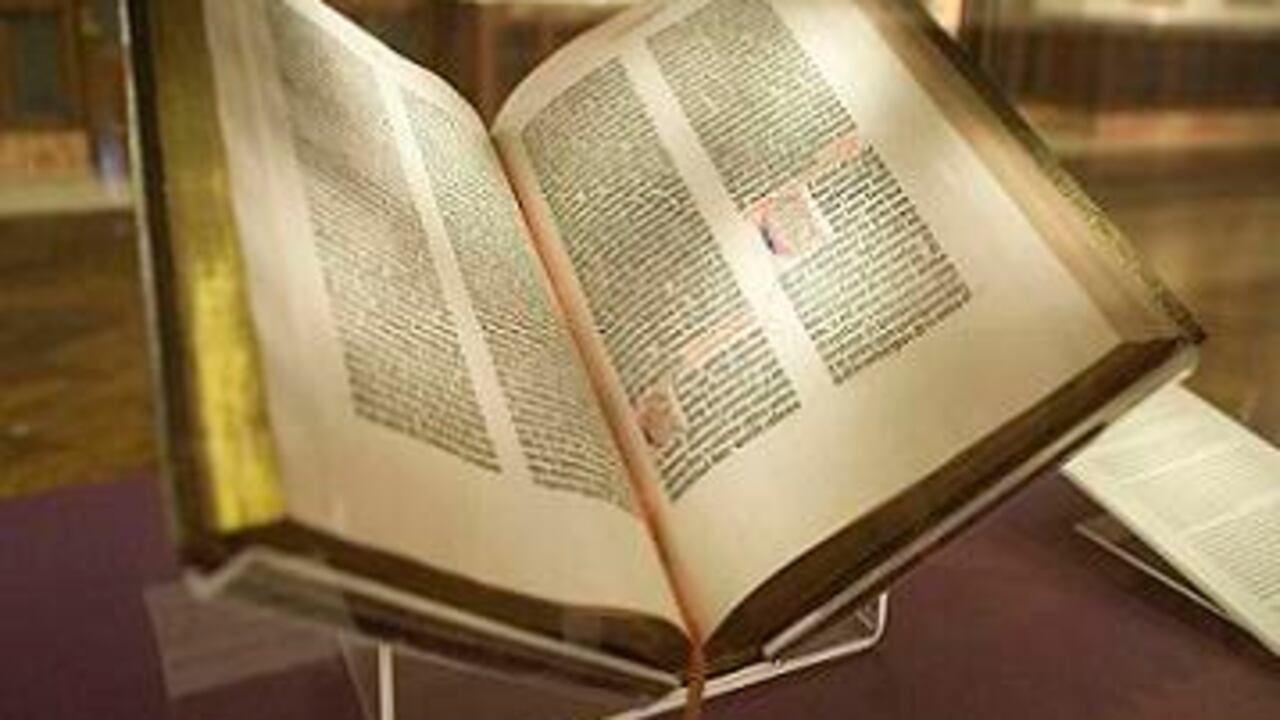 1. Gutenberg - $5.390.000 ($9.575 millones) - Fue vendida en Londres el 22 de octubre de 1987. La Biblia en 42 líneas es uno de los primeros libros impresos por Johan Gutenberg y Fust Johan (creadores de la imprenta moderna) en 1455. Este es uno de los mayores tesoros de las colecciones del Ransom Center.