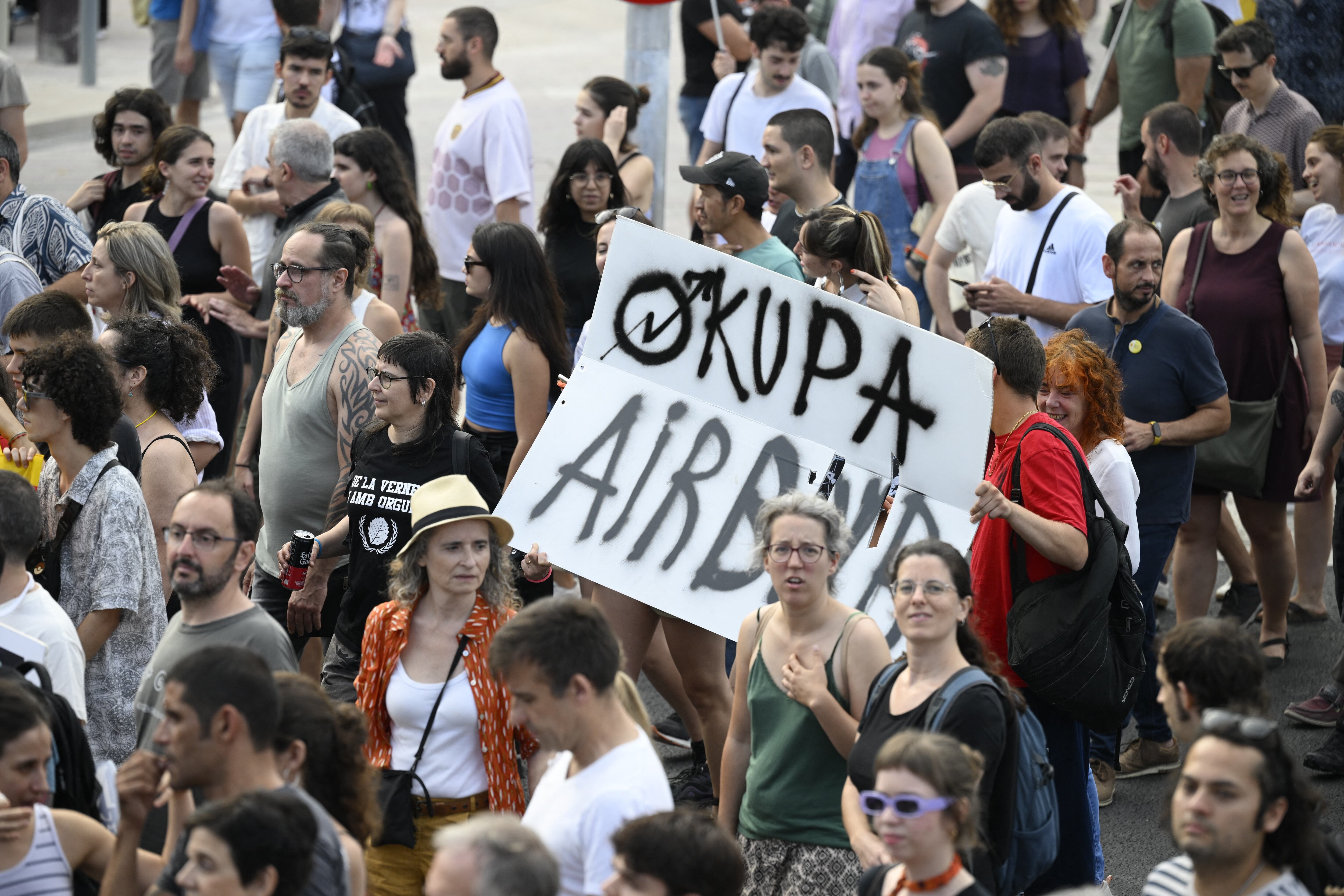 Los manifestantes marchan durante una protesta contra el turismo de masas en el callejón de Las Ramblas de Barcelona, ​​el 6 de julio de 2024.