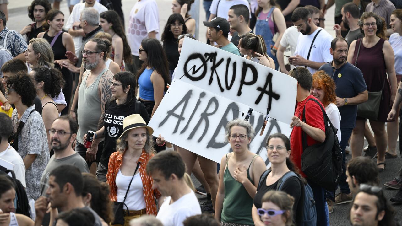 Los manifestantes marchan durante una protesta contra el turismo de masas en el callejón de Las Ramblas de Barcelona, el 6 de julio de 2024.
