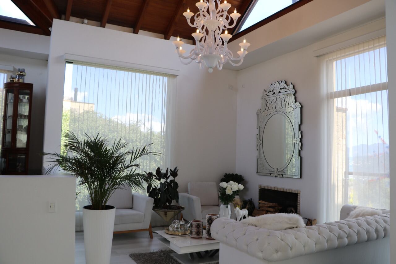 Imagen de la sala de la casa del estilista Mauricio Leal en la diligencia de allanamiento del CTI.