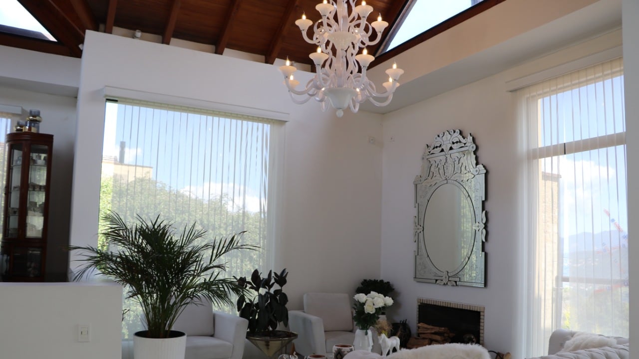 Imagen de la sala de la casa del estilista Mauricio Leal en la diligencia de allanamiento del CTI.