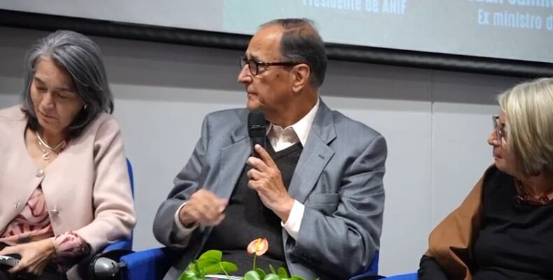 Juan Camilo Restrepo, exministro de Hacienda, en foro económico convocado por la Universidad Externado.