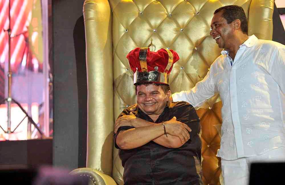 Hugo Carlos Granados, Rey de reyes 2007, felicita al nuevo Rey de reyes 2017, Álvaro López Carrillo, la madrugada del lunes 1 de mayo de 2017, en el parque de la Leyenda Vallenata, Consuelo Araujo Noguera, durante la final del 50 Festival Vallenato y IV Rey de reyes, en Valledupar, Colombia. Foto: Carlos Julio Martínez / SEMANA