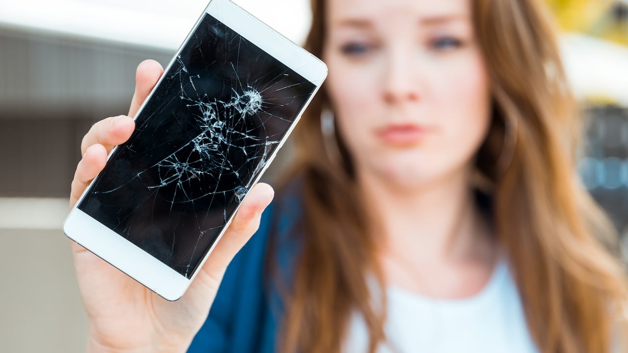 A pesar de la ubicuidad de los teléfonos celulares en la vida cotidiana, muchos usuarios no se dan cuenta de los hábitos que podrían estar contribuyendo al desgaste de la pantalla