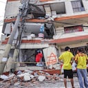 La UNGRD calcula que 127 edificios colapsaron y se dañaron 76.500 viviendas, 2.136 escuelas, 236 centros de salud, 71 acueductos, 250 vías y 5 aeropuertos.