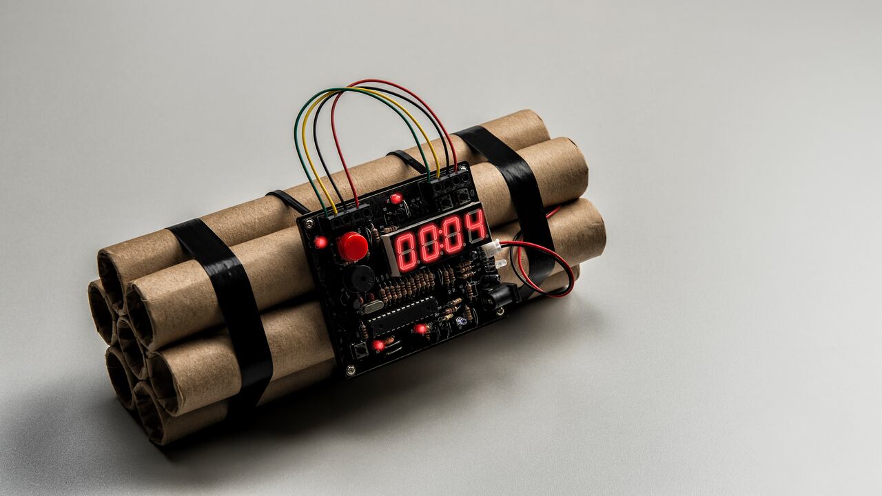 Agentes del FBI inspeccionaron el laboratorio afectado en la Harvard Medical School tras la detonación del artefacto, que por fortuna no dejó heridos.