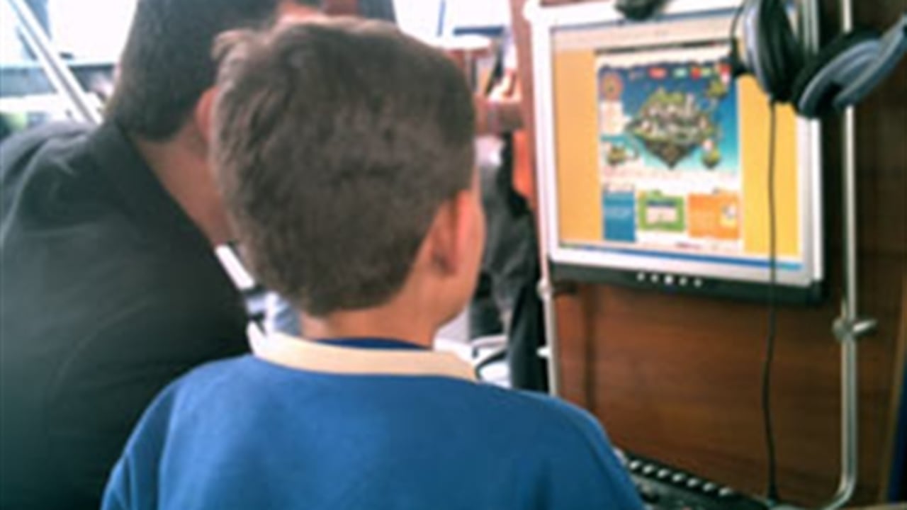 Niños, niñas y adolescentes pueden tener acceso a contenidos para adultos en internet. La Secretaría de Integración Social de Bogotá sostiene que si los menores están orientados por un adulto se puede reducir el indicador de ingreso a estos sitios en el ciberespacio.