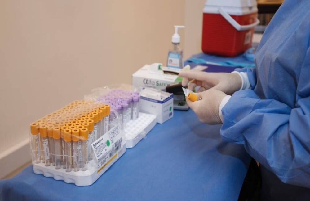 Para atender a los pacientes, en las unidades de cuidados intensivos -UCI- el personal médico debe contar con una torre eléctrica regulada, varios monitores, y redes para el paso de oxígeno y agua esterilizada. Foto: Guillermo Torres/ SEMANA