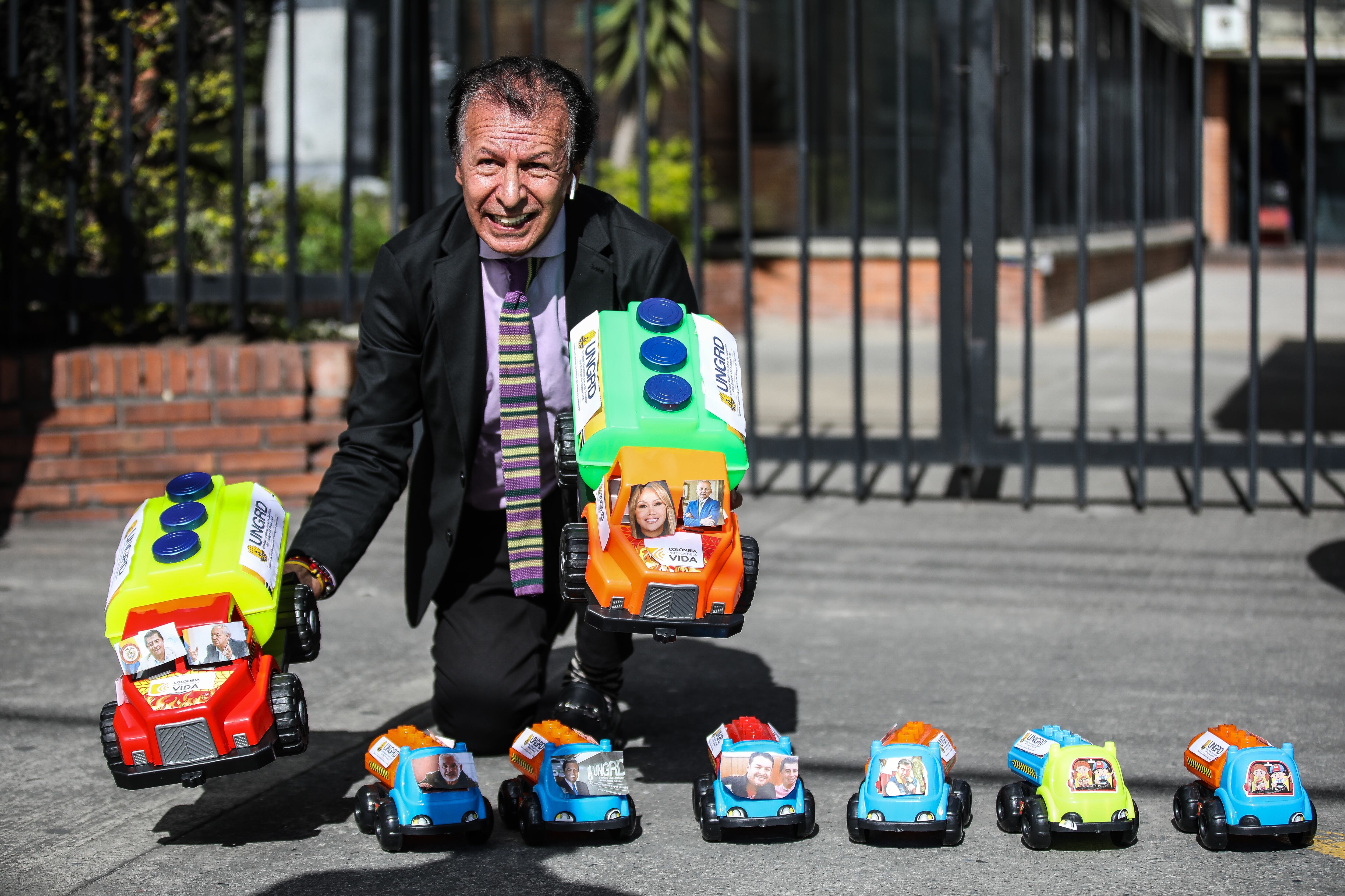 Los camiones de la UNGRD en la entrada de los juzgados de Paloquemao donde se lleva a cabo la audiencia a Sandra Ortiz