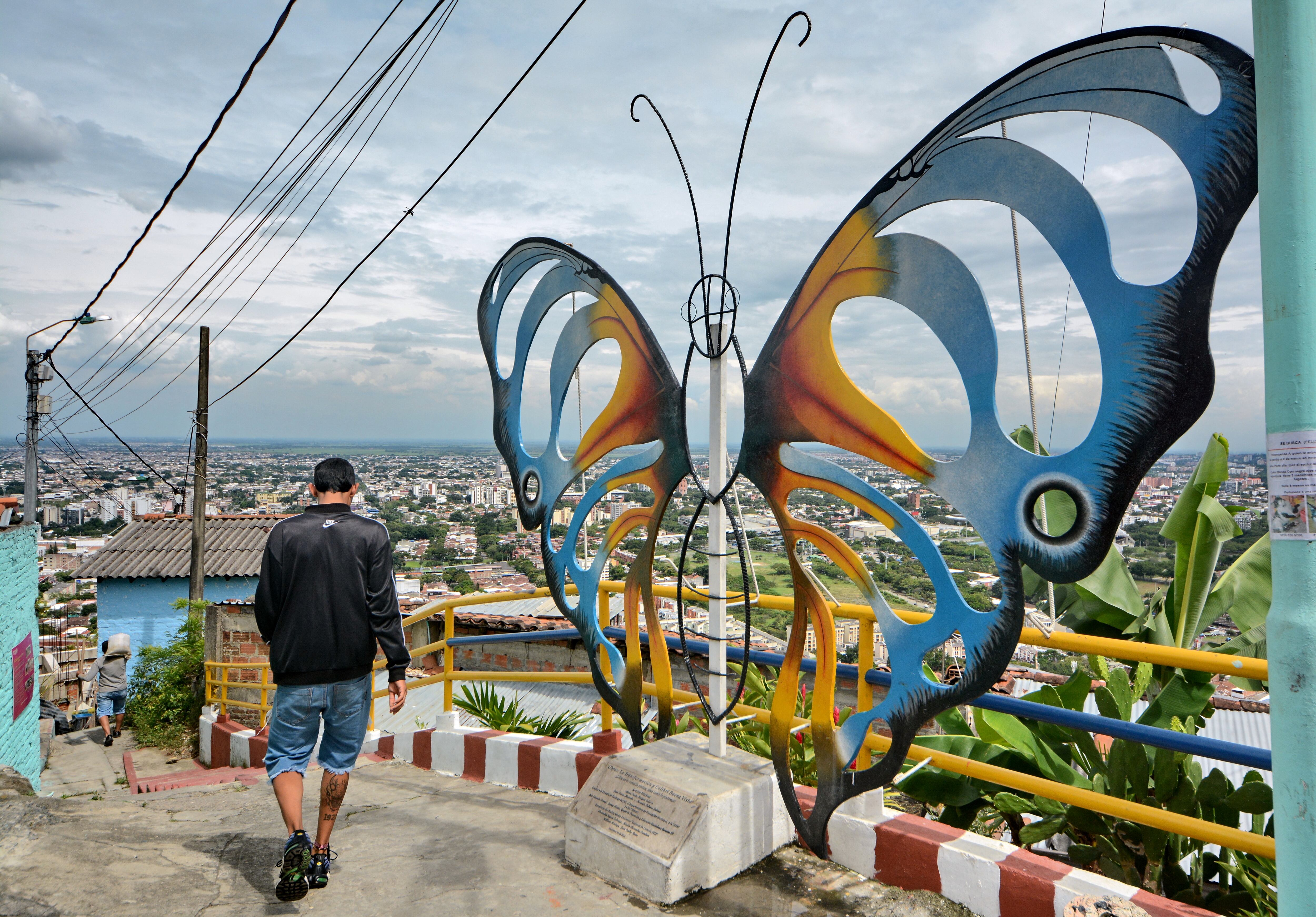 Siloé, en la Comuna 20 de Cali, se ha transformado en un vibrante destino de turismo comunitario, destacando por sus miradores panorámicos (Buena Vista, La Estrella), recorridos en MIO Cable, arte urbano, muralismo y experiencias de café local. Rutas organizadas ofrecen inmersión en la cultura popular, historia de superación y salsa