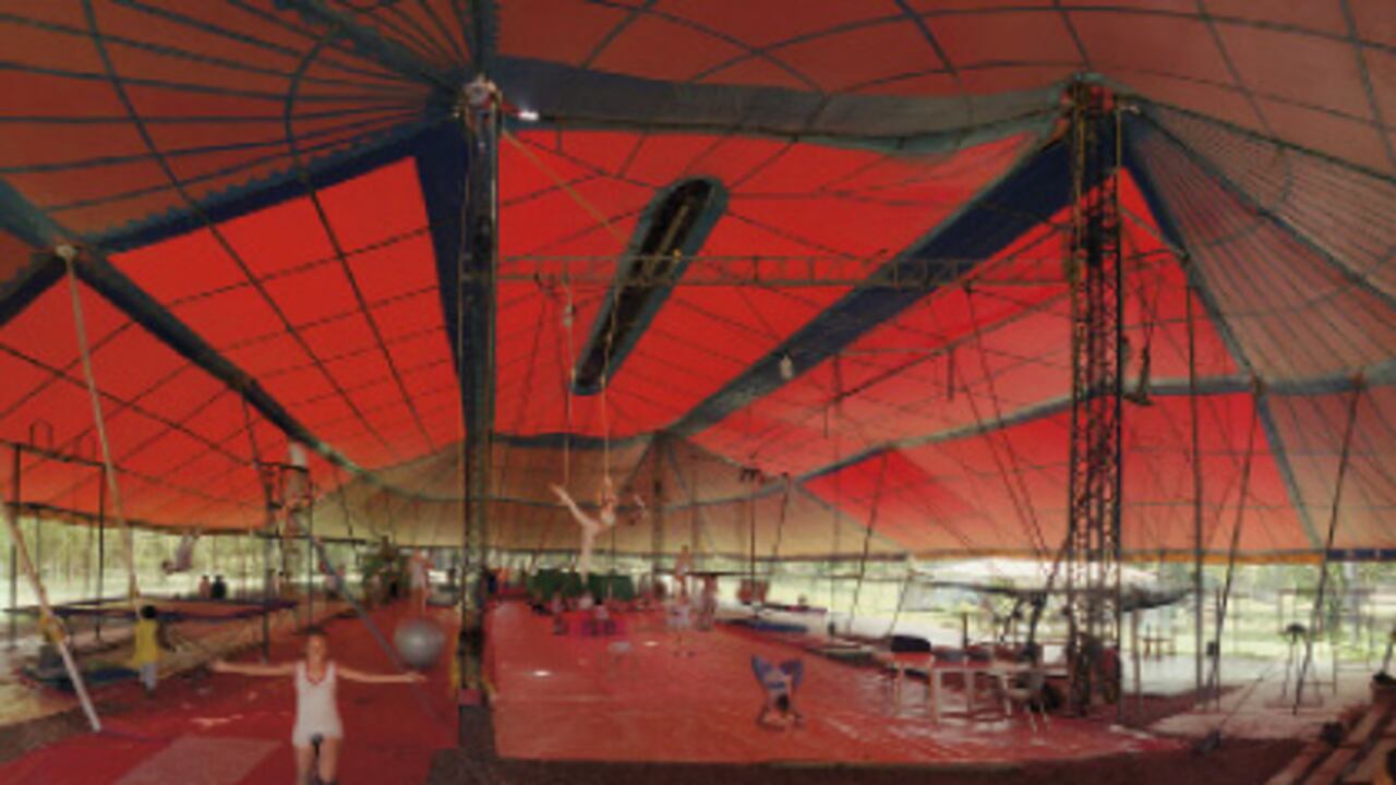 Los estudiantes de Circo Para Todos empezaron entrenando en una bodega vieja. Ahora lo hacen en una carpa ubicada en el norte de Cali, donde reciben clases todos los días.