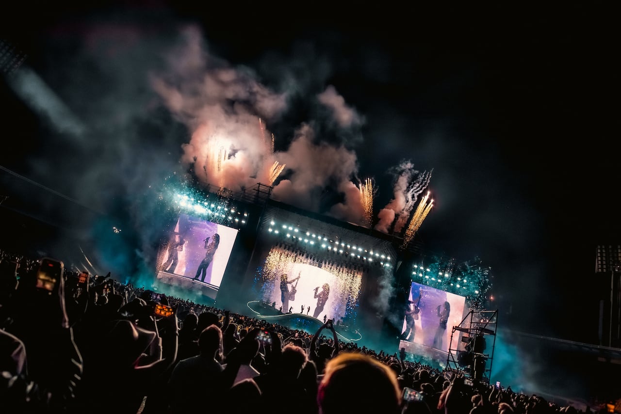 Dua Lipa en concierto en el Estadio El Campín de Bogotá, la noche del 28 de noviembre de 2025.