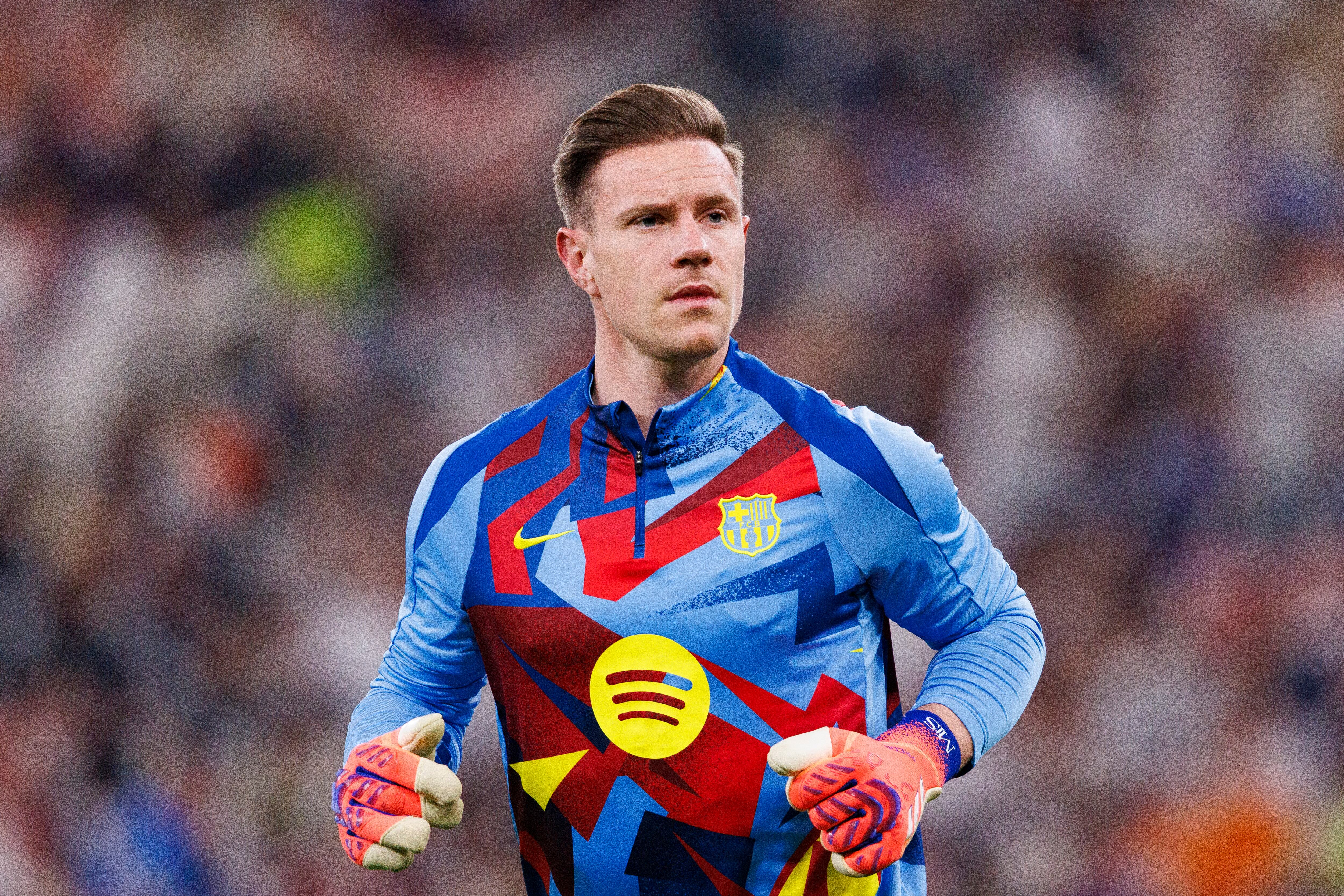 JEDDAH, SAUDI ARABIA - JANUARY 11: Goalkeeper Marc-André ter Stegen of FC Barcelona warming up prior to the Spanish Super Cup Final match between FC Barcelona and Real Madrid CF at King Abdullah Sports City Hall Stadium on January 11, 2026 in Jeddah, Saudi Arabia. (Photo by Maciej Rogowski/Eurasia Sport Images/Getty Images)