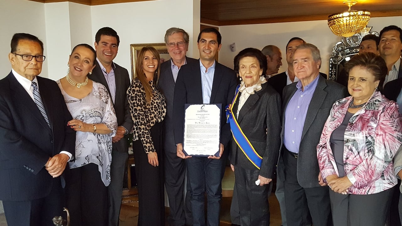 María del Pilar de Hoyos e integrantes del Partido Conservador.