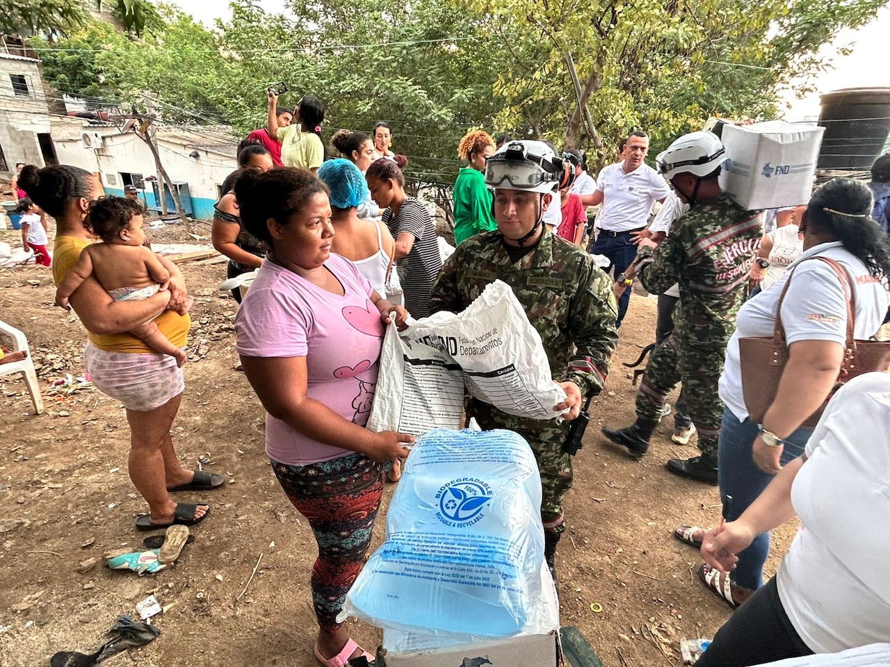 El Ejército entregó ayuda humanitaria a afectados por la tormenta Rafael en Santa Marta.