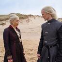 Emma D'Arcy como la princesa Rhaenyra Targaryen: La primogénita del rey, es de pura sangre Valyria y jinete de dragones. Muchos dirían que Rhaenyra nació con todo... pero no nació hombre.
Matt Smith como el Príncipe Daemon Targaryen: El hermano menor del rey Viserys y heredero del trono. Un guerrero sin igual y un jinete de dragón, Daemon posee la verdadera sangre del dragón. Pero se dice que cada vez que nace un Targaryen, los dioses lanzan una moneda al aire...
