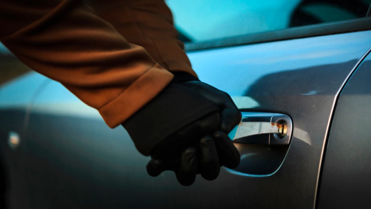 Una mujer robó varios carros en Tennessee, Estados Unidos. En uno de los asaltos disparó a una víctima y usó a su hijo de cinco años como escudo