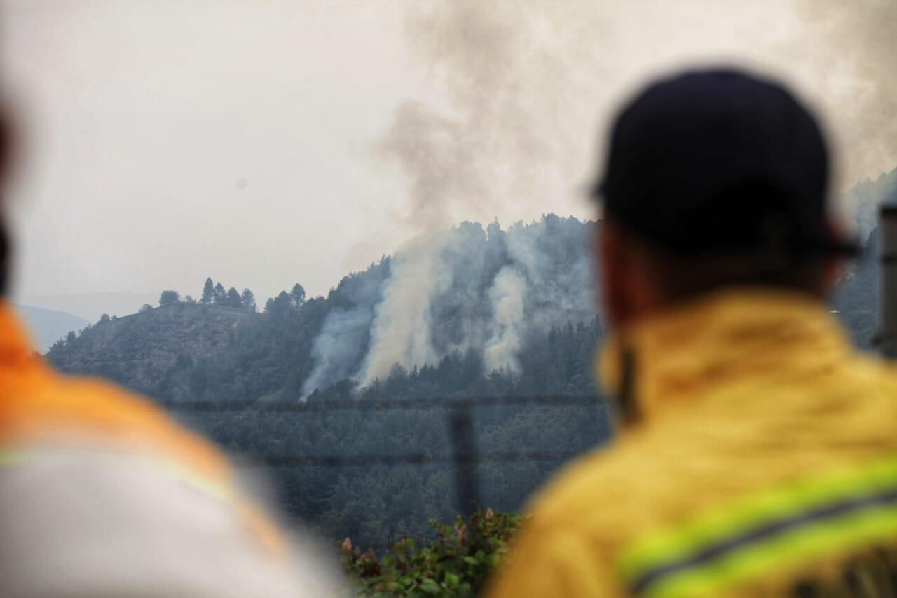 Los organismos de socorro y las autoridades distritales trabajan en conjunto para sofocar el incendio.