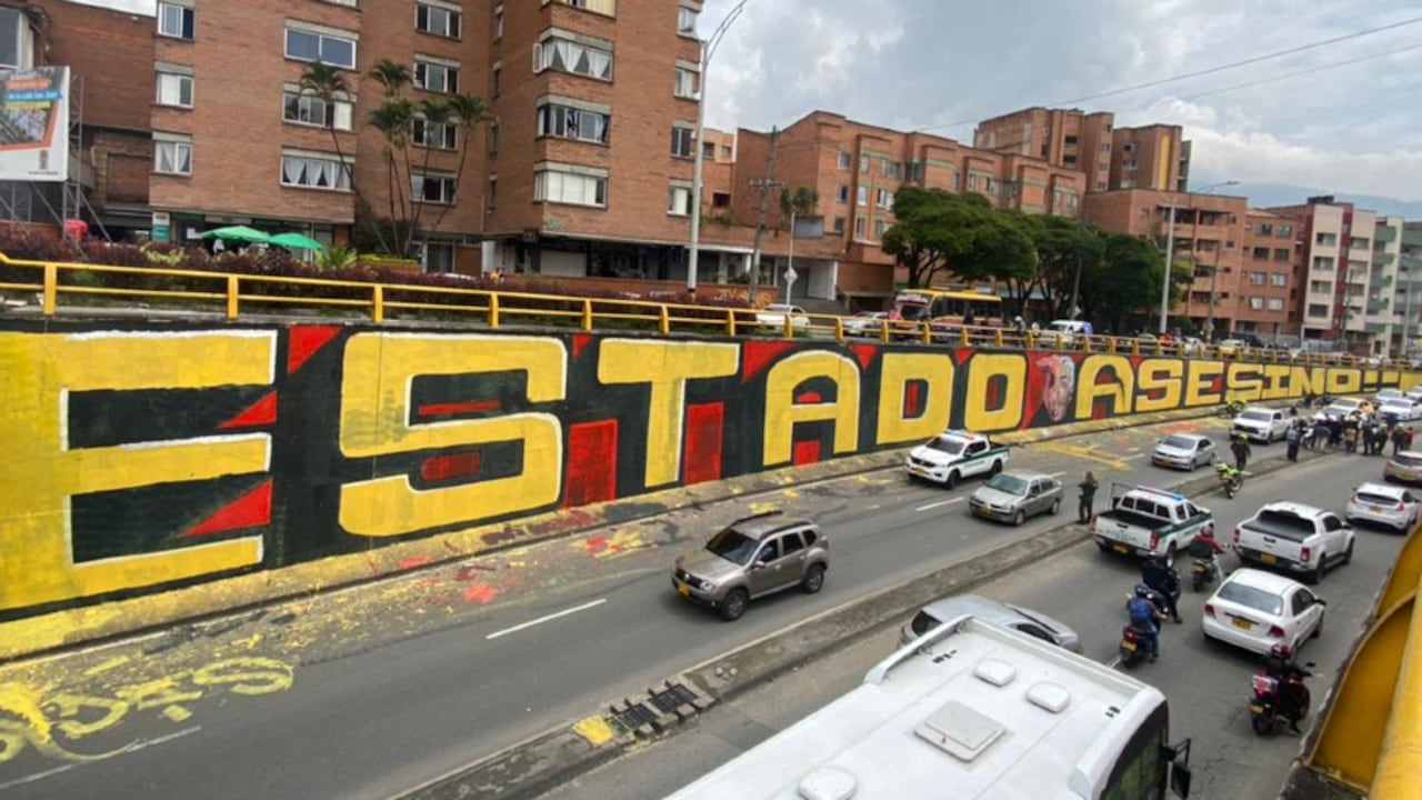 El mural “Estado Asesino” realizado en Medellín por la Comunidad de Pintura Callejera fue censurado por miembros del ejército, según informan medios locales.