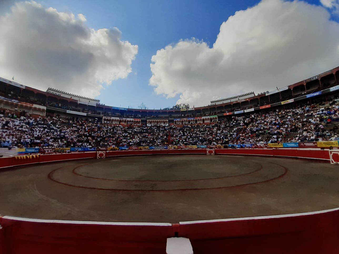Miles de asistentes llegaron hoy a disfrutar de la corrida de toros de Manizales.
