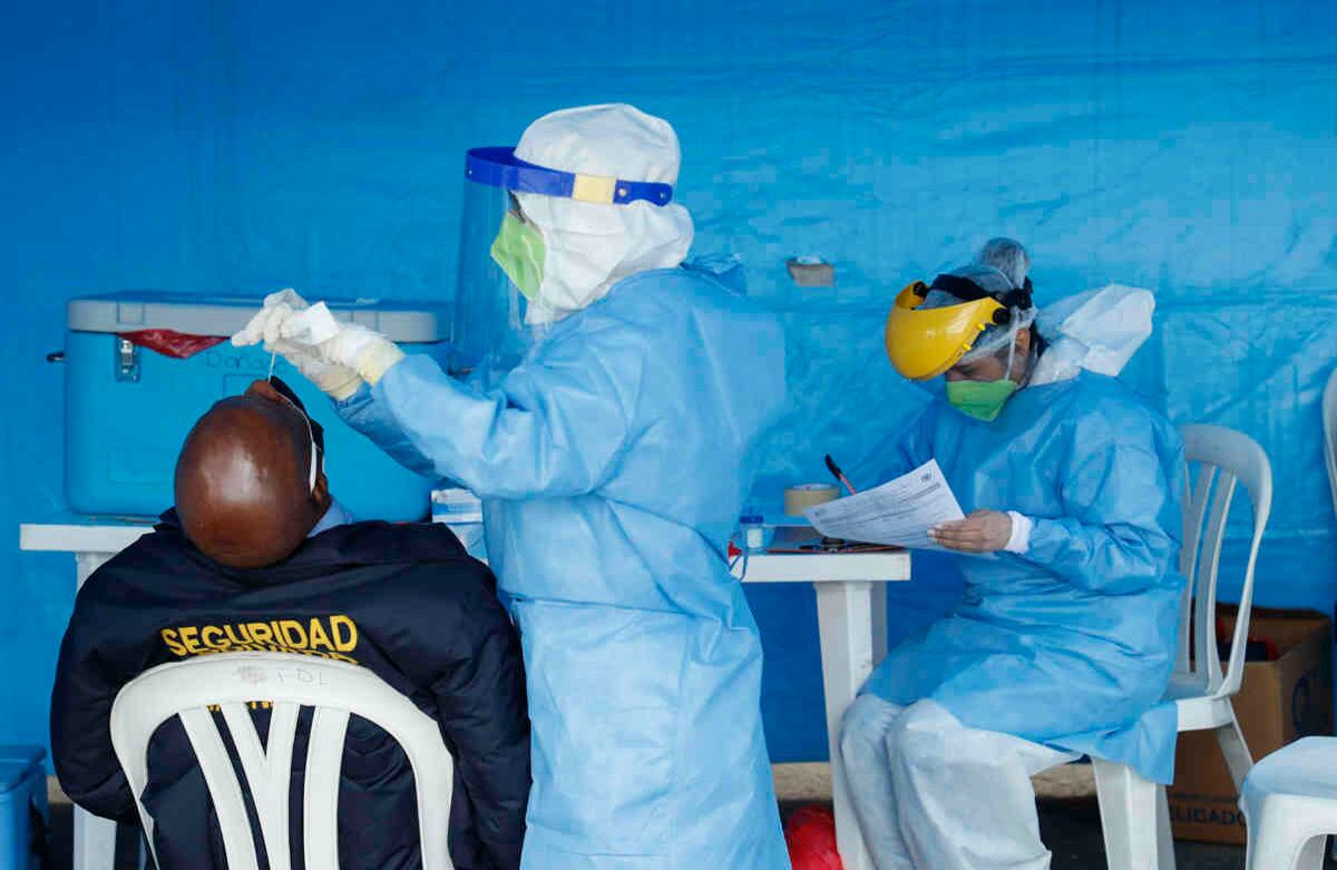 En los Mártires personal de salud realiza pruebas de covdi-19/ Foto: Guillermo Torres Reina.