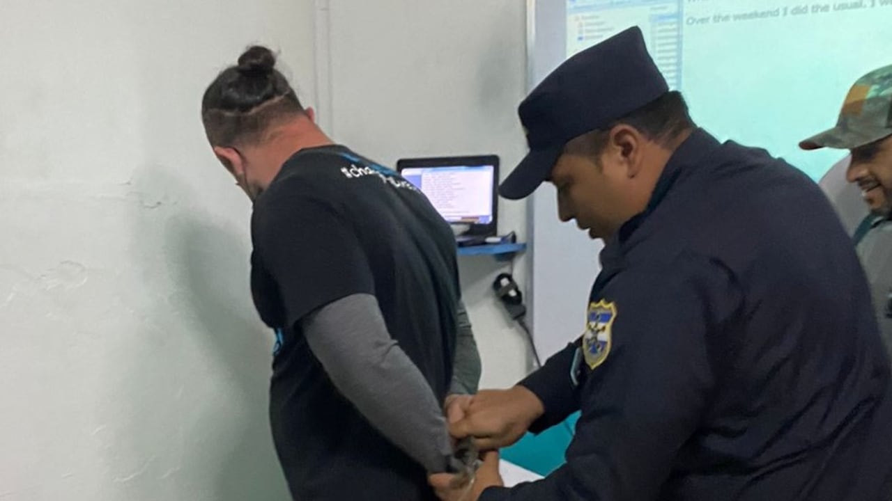 Raymond McLeod detenido en El Salvador por el asesinato de su novia, en San Diego, California, Estados Unidos. es el principal sospechoso Foto: Tomada de Twitter @USEmbassySV