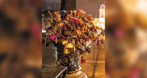 Aún cuando las barandas del puente
de las Artes fueron reemplazadas por
páneles de vidrio, los enamorados se las
han ingeniado para dejar candados en
sus inmediaciones. De hecho, pueden
encontrarse en varios rincones de la ciudad.- Foto Souffle Studio