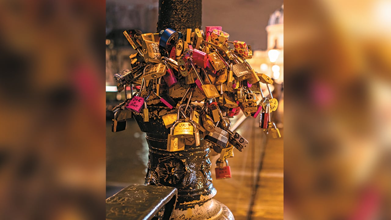 Aún cuando las barandas del puente
de las Artes fueron reemplazadas por
páneles de vidrio, los enamorados se las
han ingeniado para dejar candados en
sus inmediaciones. De hecho, pueden
encontrarse en varios rincones de la ciudad.
