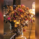 Aún cuando las barandas del puente
de las Artes fueron reemplazadas por
páneles de vidrio, los enamorados se las
han ingeniado para dejar candados en
sus inmediaciones. De hecho, pueden
encontrarse en varios rincones de la ciudad.- Foto Souffle Studio