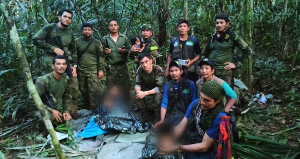 Primera foto de niños encontrados en la selva.