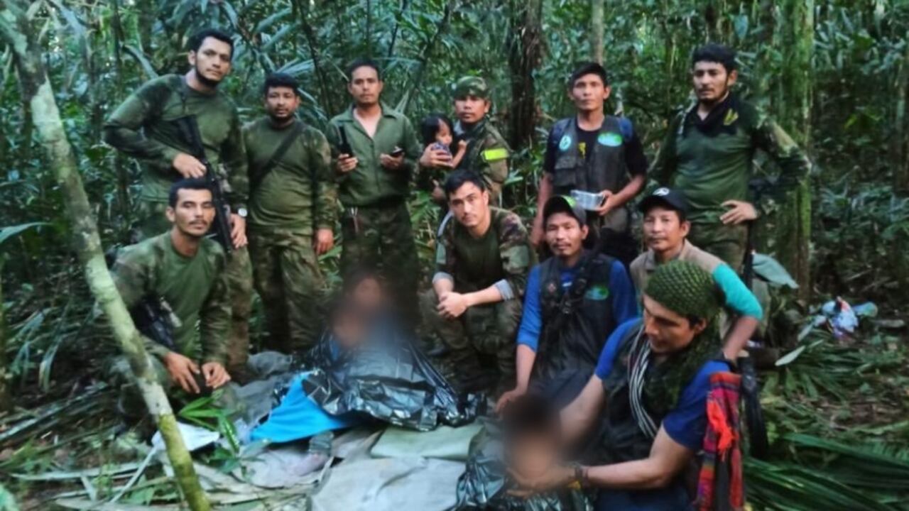 Primera foto de niños encontrados en la selva.