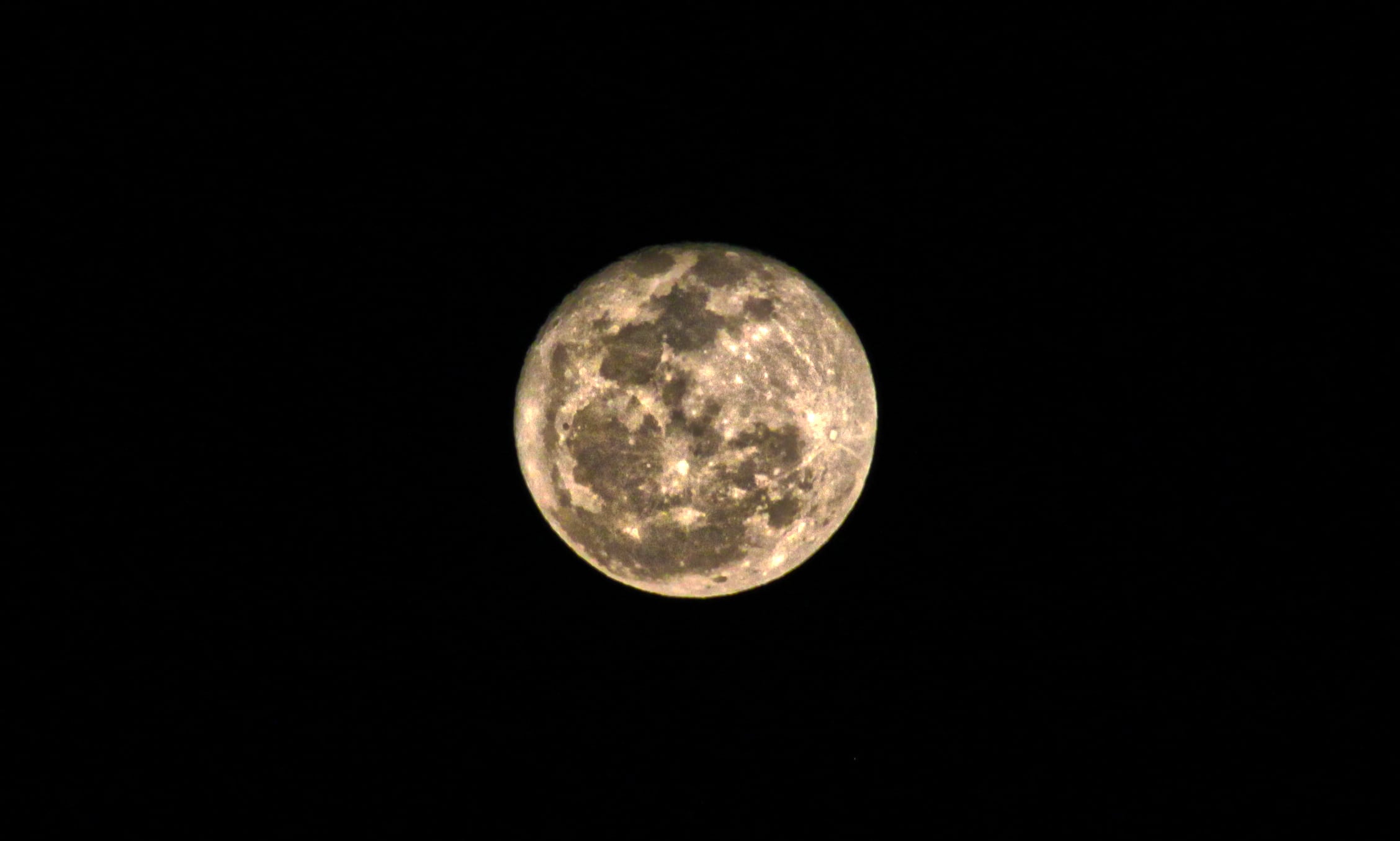 Como la Luna casi no emite luz visible en esta fase, el cielo nocturno se vuelve mucho más oscuro.