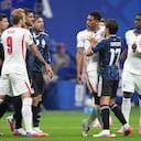 Giuliano Simeone, de Argentina, empuja a Jude Bellingham, de Inglaterra, en el inicio de la semifinal mundialista disputada el miércoles 15 de julio de 2026 en Atlanta (AP Foto/Jacob Kupferman)