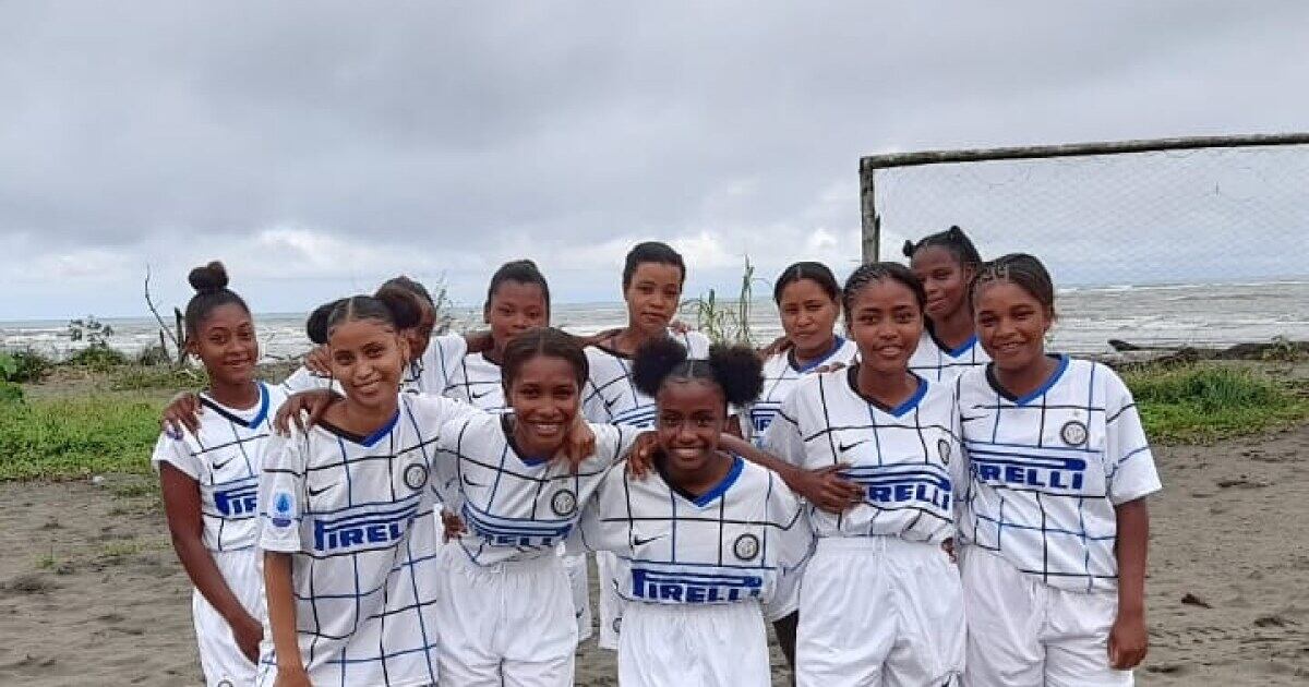 "Mujeres Luchadoras" es un equipo de fútbol femenino conformado por niñas entre 13 y 20 años en Buenaventura. Foto: Cortesía Bluradio.