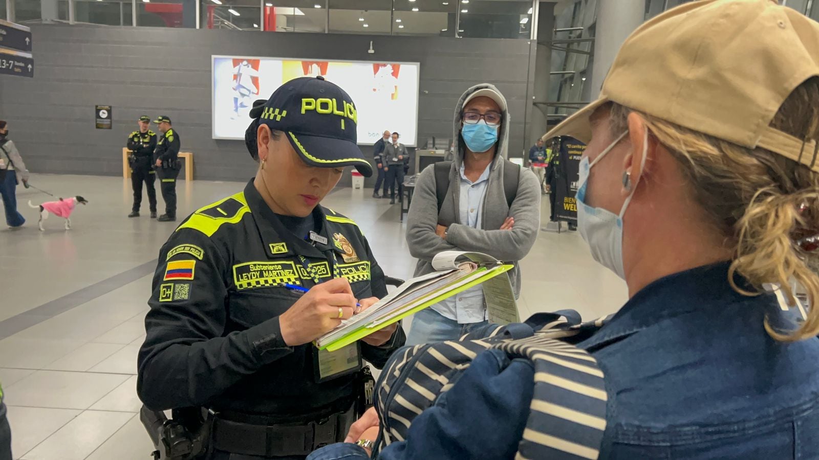 Ponen comparendo a mujer por insultar a policías