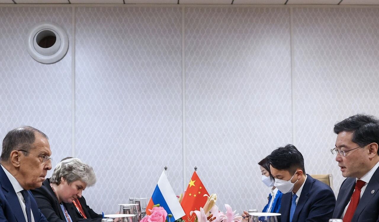 Sergei Lavrov (I) Ministro de Relaciones Exteriores de Rusia junto a su homólogo chino Qin Gang en el G20 que se celebra en India