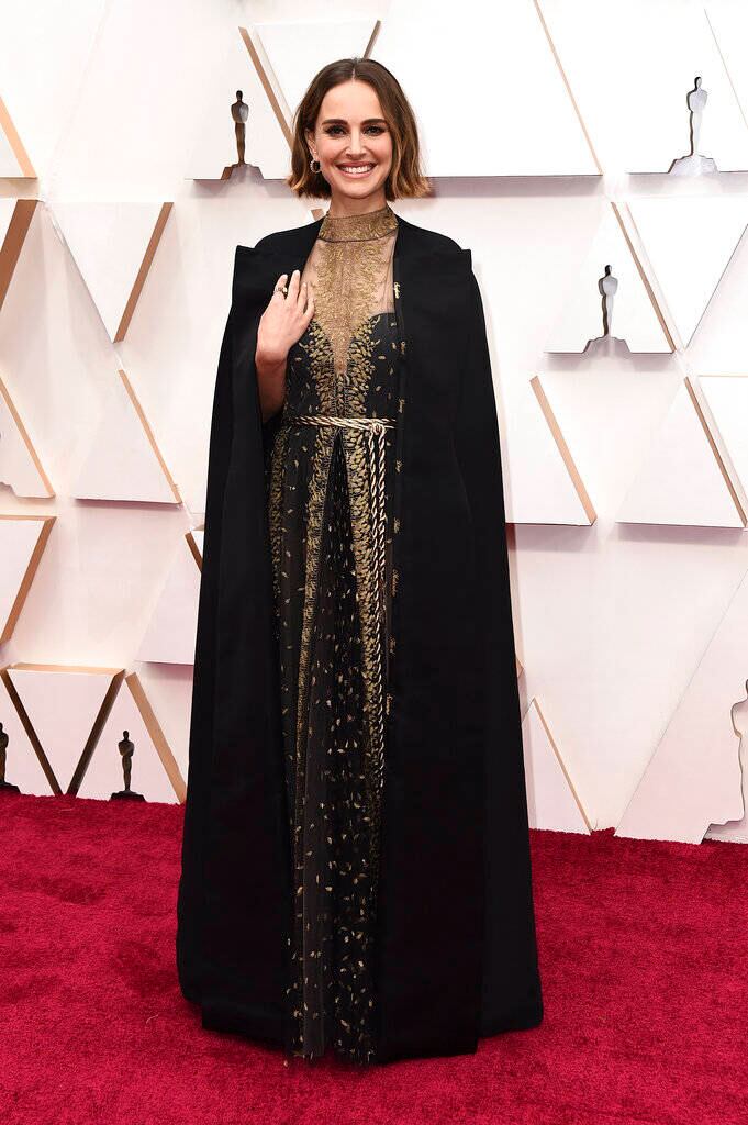 La actriz estadounidense de origen israelí lució un vestido color dorado y negro, con semitransparencias,  de la firma Valentino. Natalie Portman, en su abrigo, exhibió los nombres de las directoras mujeres que no fueron nominadas a los Oscar. Foto:  Jordan Strauss/ AP. 