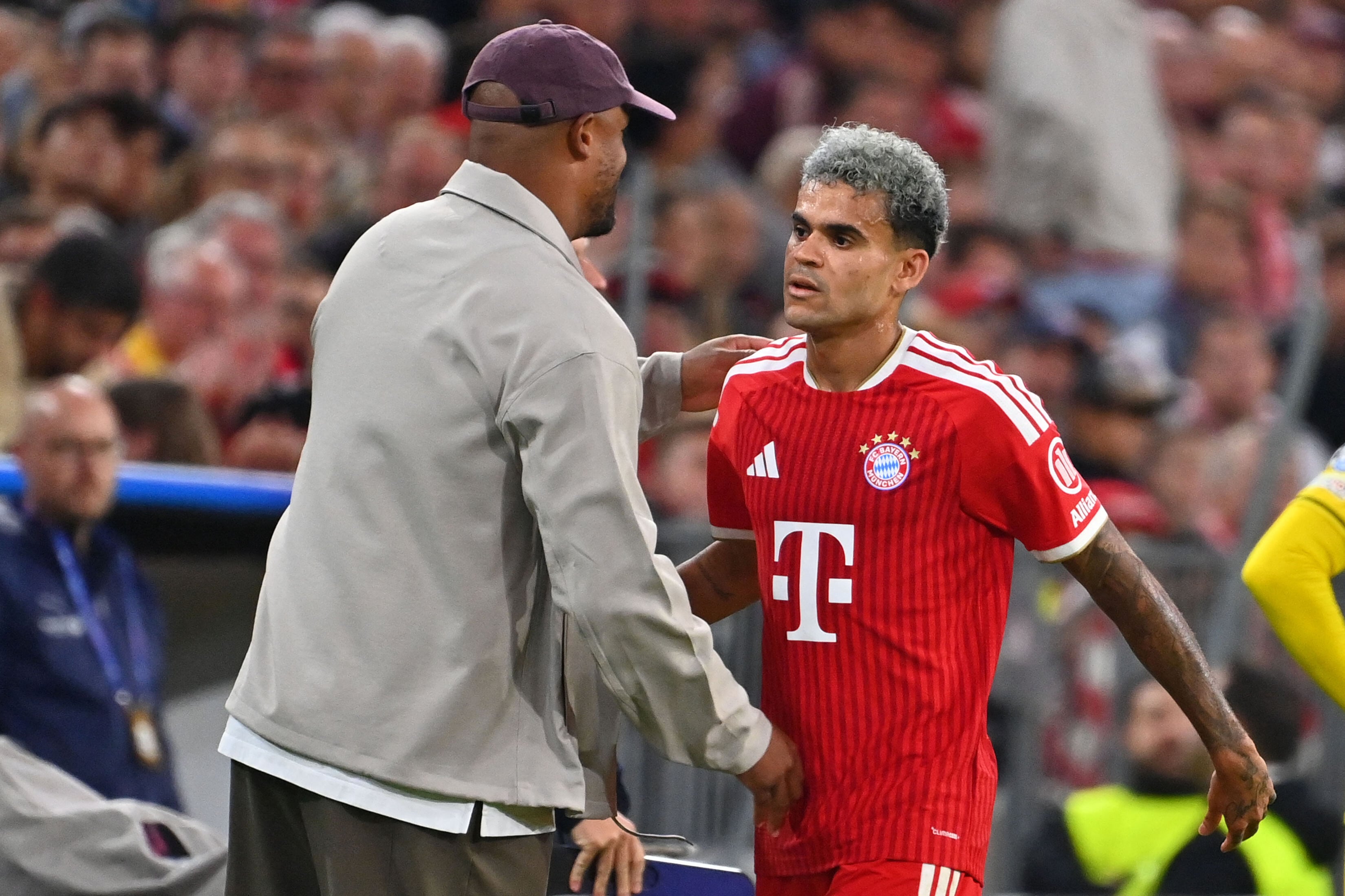 Coach Vincent KOMPANY (FC Bayern Munich) with Luis DIAZ (FC Bayern Munich). after substitution. Football Champions League, Season 2026/27, Group phase FC FC Bayern Munich - Bodoe Glimt 5-0 on 10.09.2026. ?SVEN SIMON Photo Agency GmbH & Co. Press Phot (Photo by Frank Hoermann / SVEN SIMON / Sven Simon / dpa Picture-Alliance via AFP)