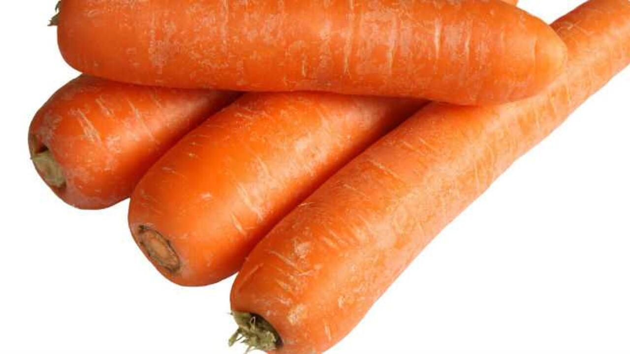 Seguir una dieta rica en antioxidantes, como los presentes en las zanahorias, es una excelente forma de cuidar la piel y retrasar los efectos del envejecimiento.