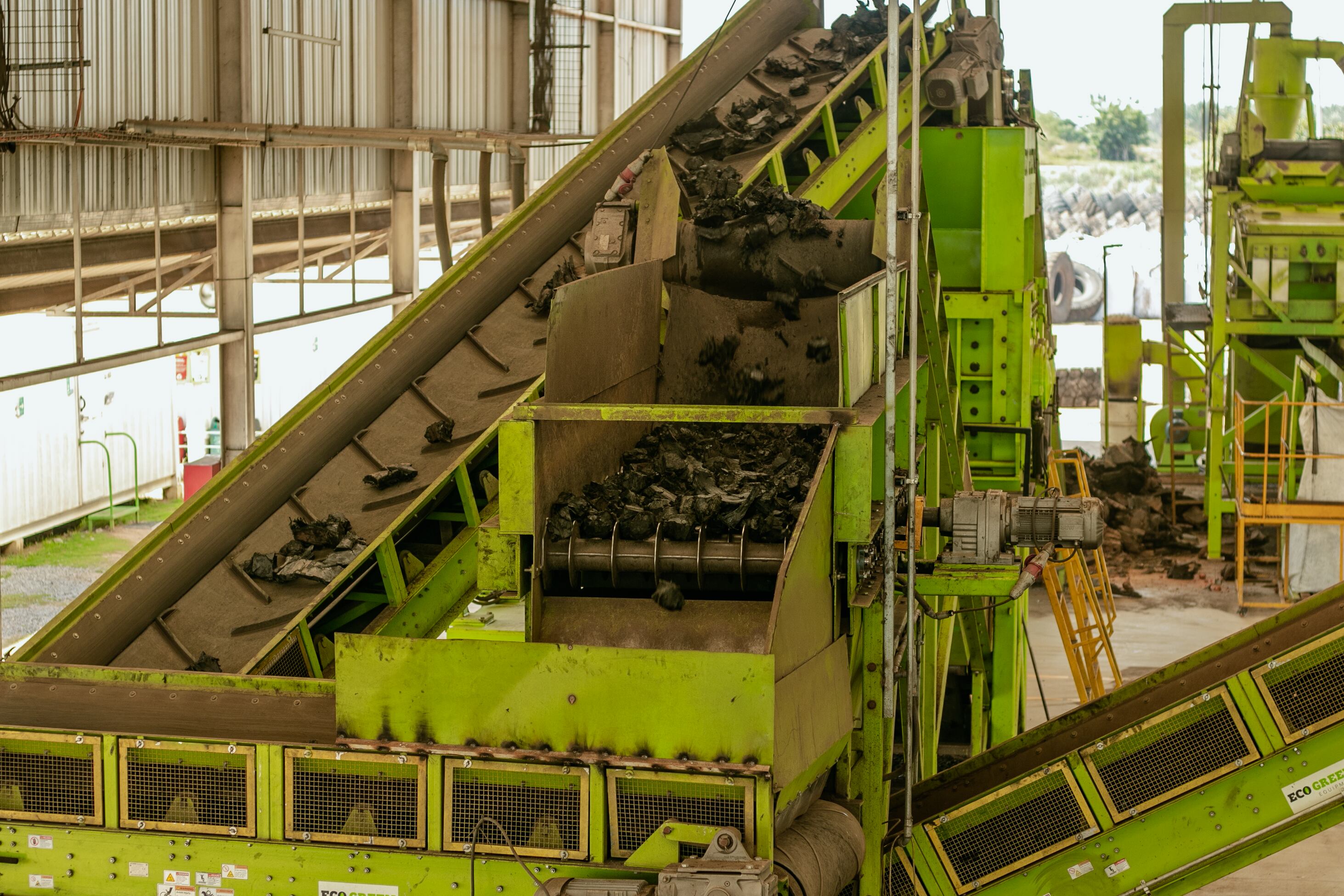 Planta de procesamiento de llantas residuales, ubicada en las operaciones mineras en el Cesar.
