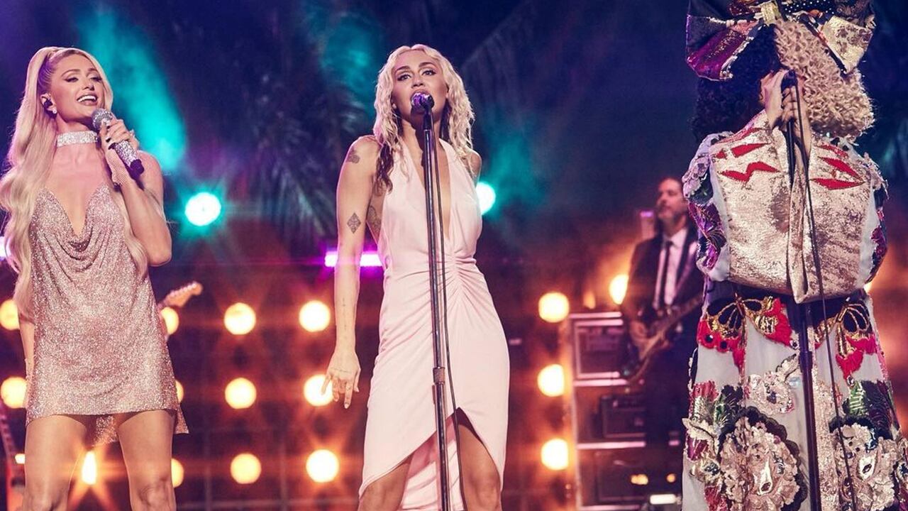 Las tres cantantes interpretaron 'Stars Are Blind', de Hilton. Foto: Instagram @siamusic.