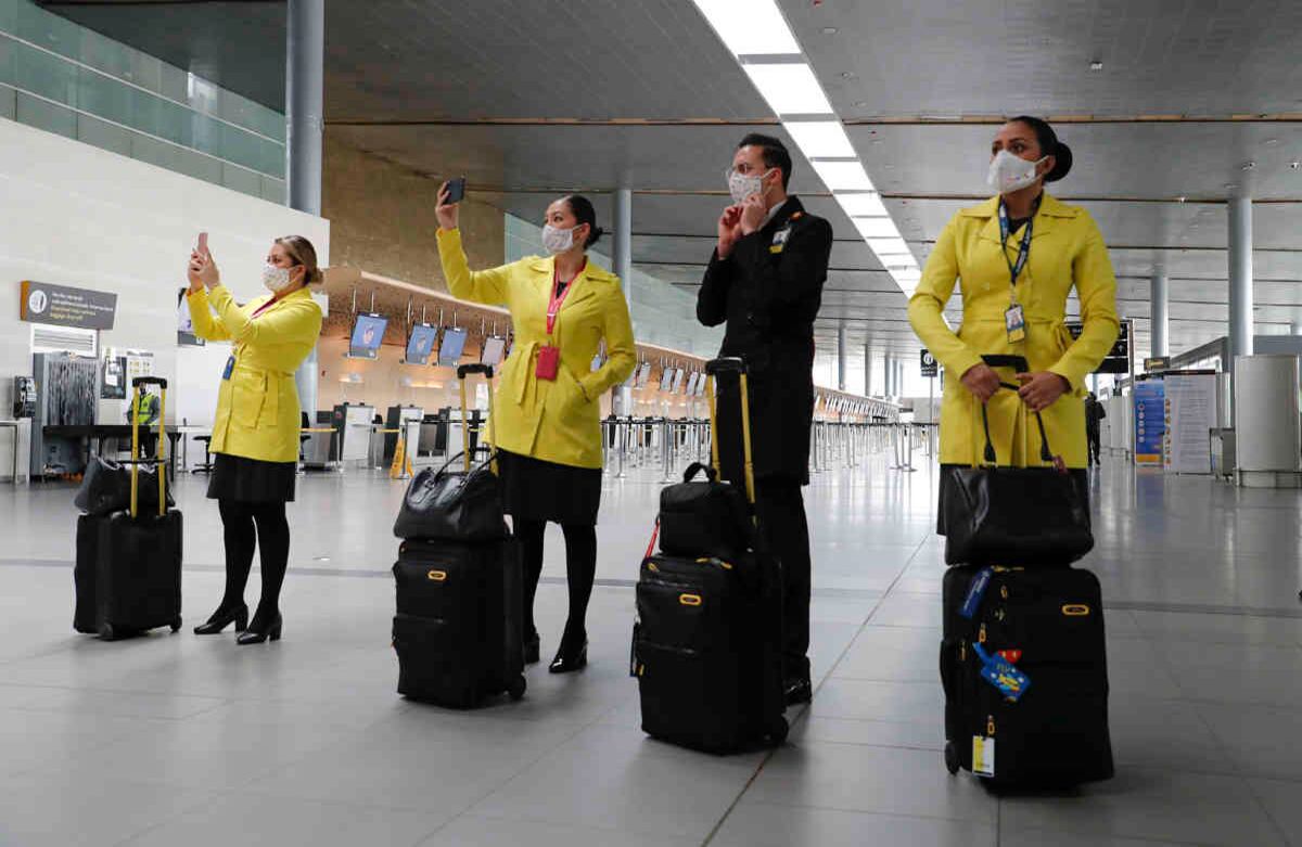 Se destaca que el resultado de la prueba no debe ser superior a 48 horas antes del abordaje del avión, así como que debe ser realizada por los laboratorios dispuestos por las EPS. Foto: Guillermo Torres/SEMANA