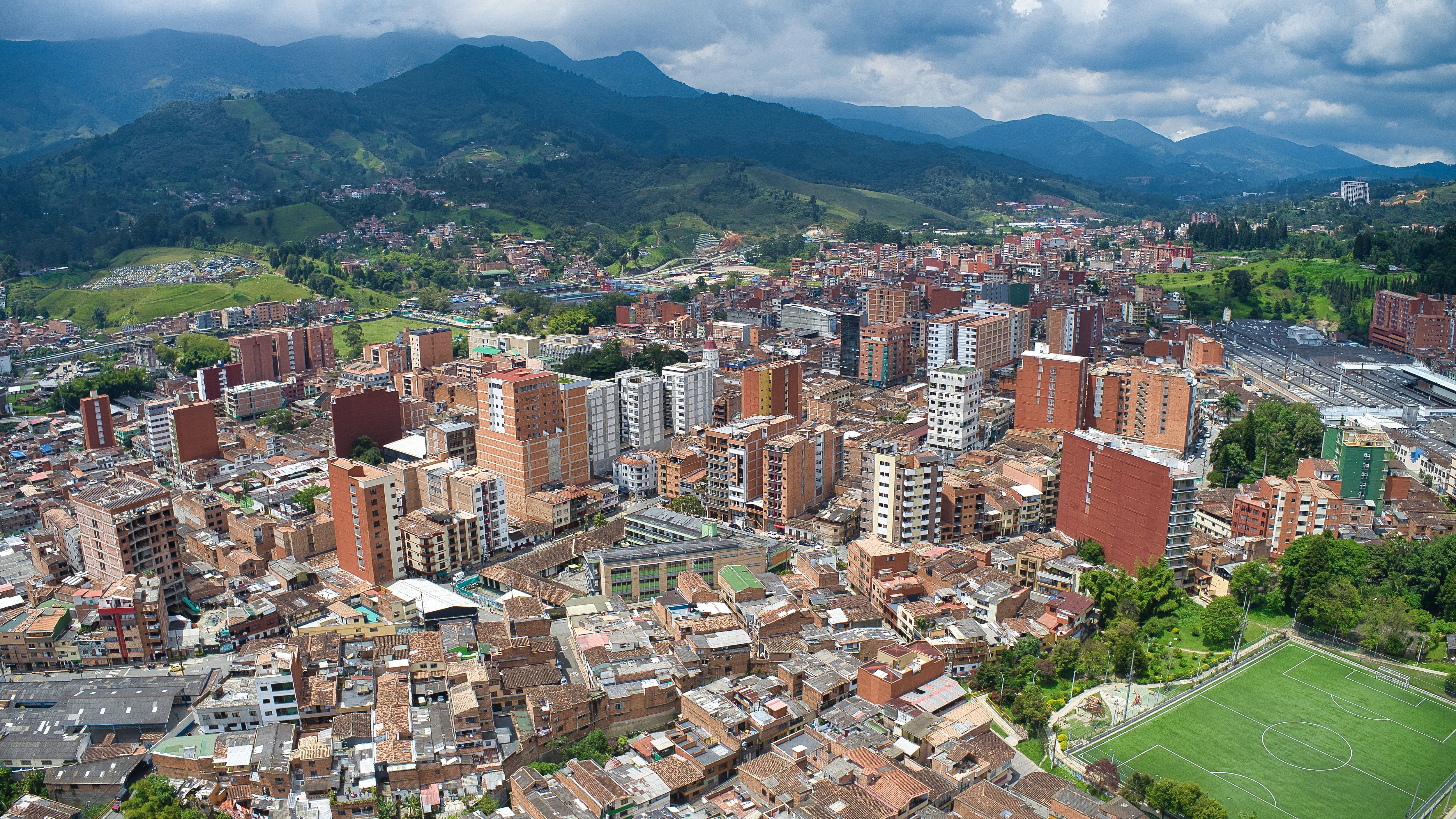 Caldas tiene 135 kilómetros cuadrados y 2.700 metros de altura sobre el nivel del mar que se alzan a su alrededor, características han cautivado la atención de ciclistas y senderistas.