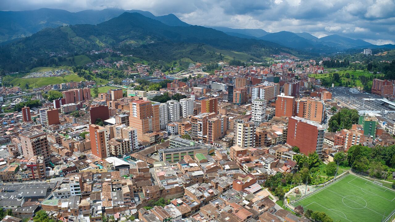 Caldas tiene 135 kilómetros cuadrados y 2.700 metros de altura sobre el nivel del mar que se alzan a su alrededor, características han cautivado la atención de ciclistas y senderistas.