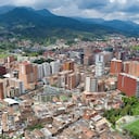 Caldas tiene 135 kilómetros cuadrados y 2.700 metros de altura sobre el nivel del mar que se alzan a su alrededor, características han cautivado la atención de ciclistas y senderistas.