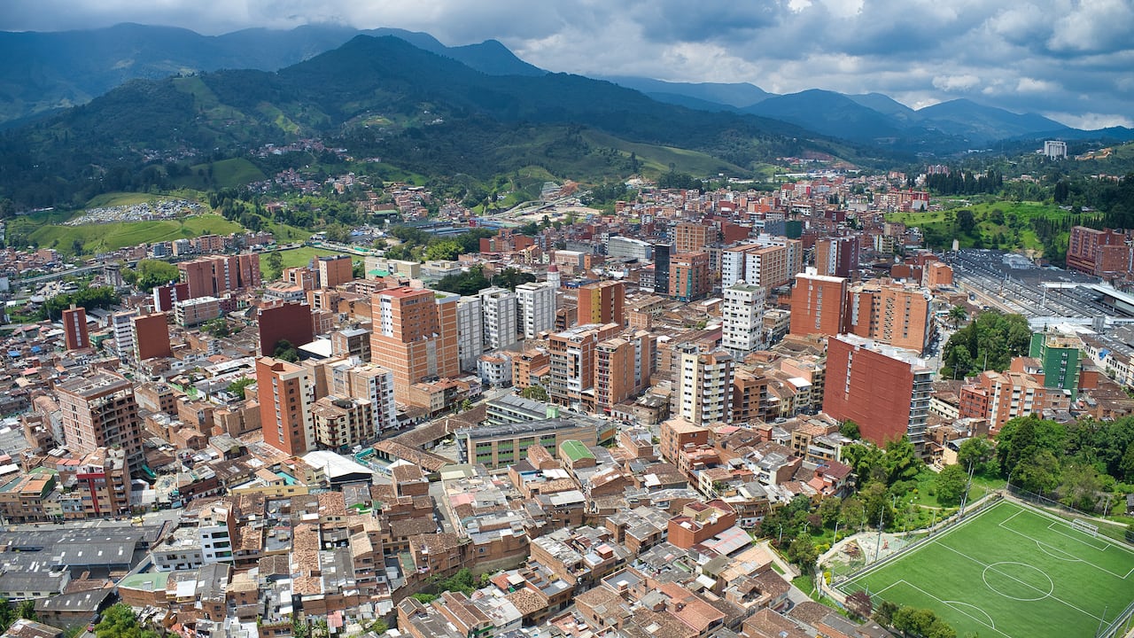 Caldas tiene 135 kilómetros cuadrados y 2.700 metros de altura sobre el nivel del mar que se alzan a su alrededor, características han cautivado la atención de ciclistas y senderistas.
