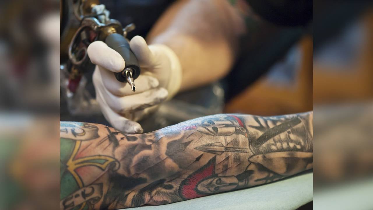 Escoger el color, la zona del cuerpo donde se va a hacer y buscar un tatuador con experiencia, son algunas recomendaciones para hacer un tatuaje. Foto GettyImages.