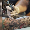 Escoger el color, la zona del cuerpo donde se va a hacer y buscar un tatuador con experiencia, son algunas recomendaciones para hacer un tatuaje. Foto GettyImages.