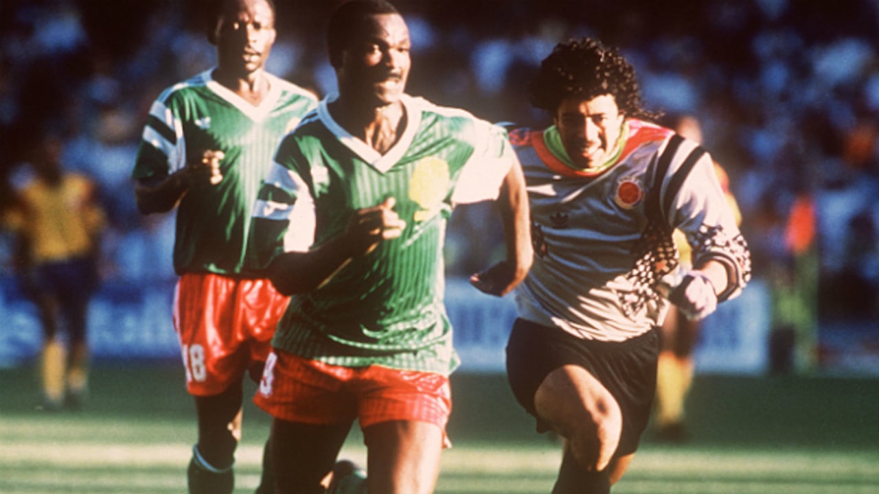 René Higuita trata de alcanzar al camerunés Roger Milla en el Mundial de Italia 90.