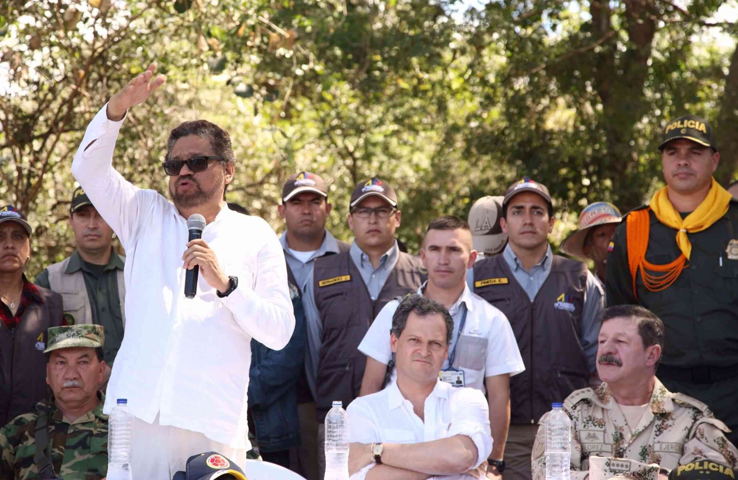 Iván Márquez se dirige a los guerrilleros durante la llegada a la zona veredal. Foto: León Darío Peláez
